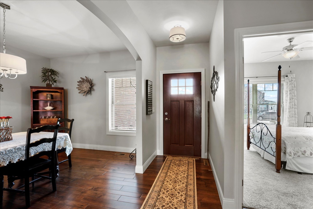 1604 Kassen Avenue Mahomet, IL 61853 - Photo 4 of 35 a view of a livingroom with furniture and windows
