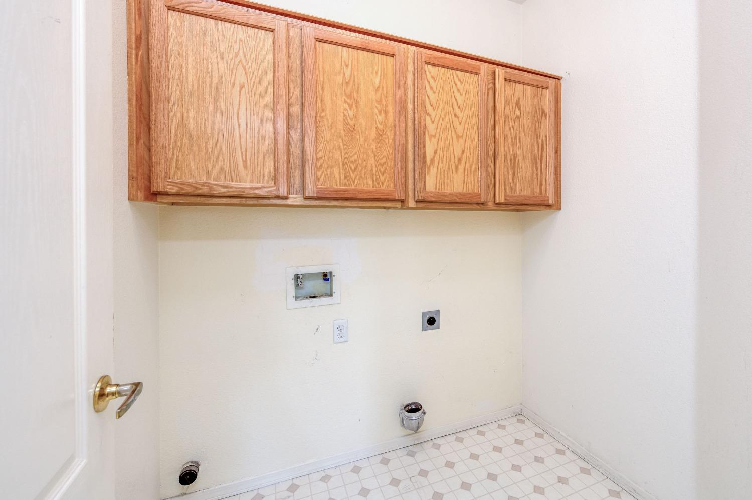 694 West Lisbon Lane Clovis, CA 93619 - Photo 20 of 39 a bathroom with a shower