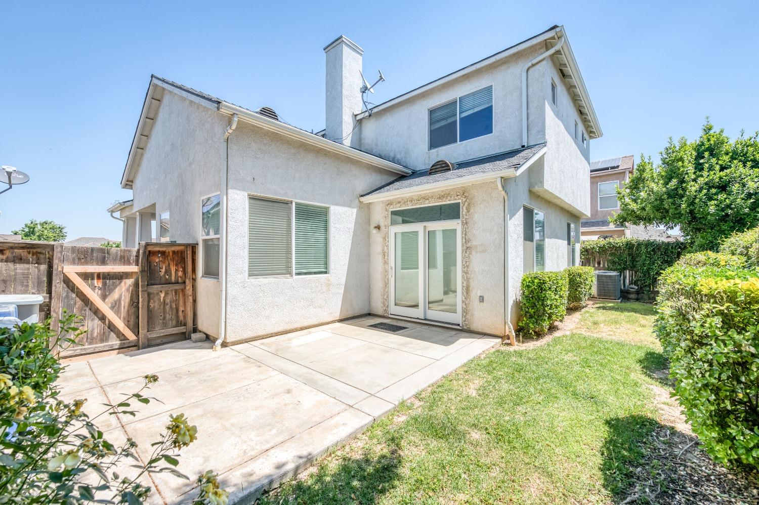 694 West Lisbon Lane Clovis, CA 93619 - Photo 28 of 39 a front view of a house with a garden