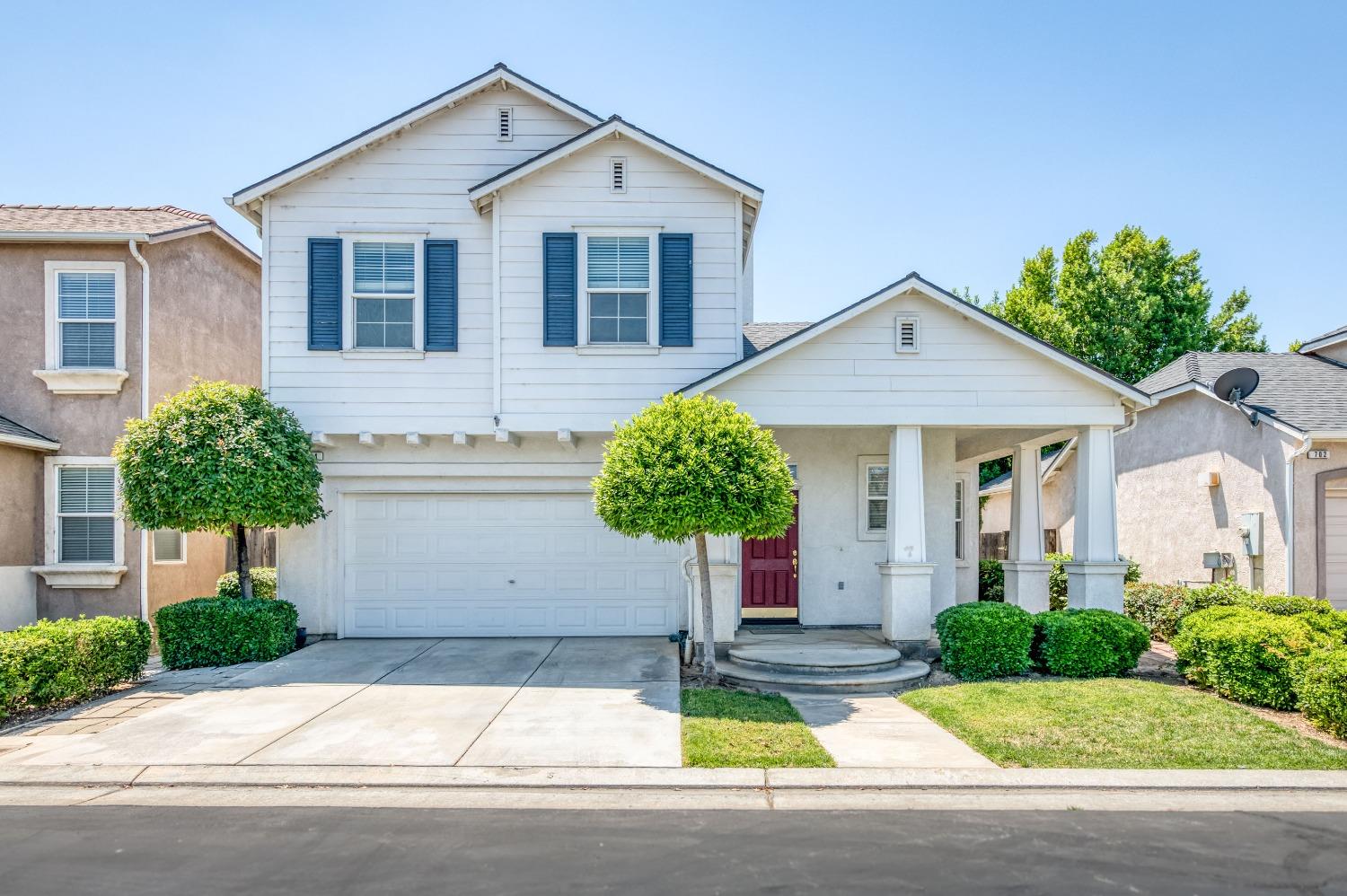 694 West Lisbon Lane Clovis, CA 93619 - Photo 38 of 39 a front view of a house with garden