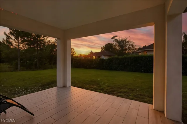 a view of a back yard