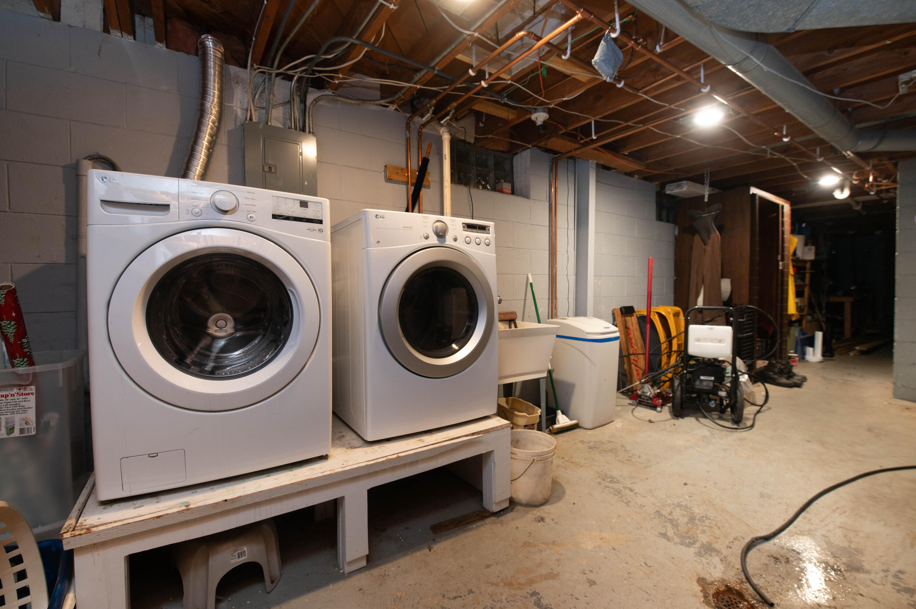 680 Brandt Court Pewaukee, WI 53072 - Photo 18 of 27 Laundry