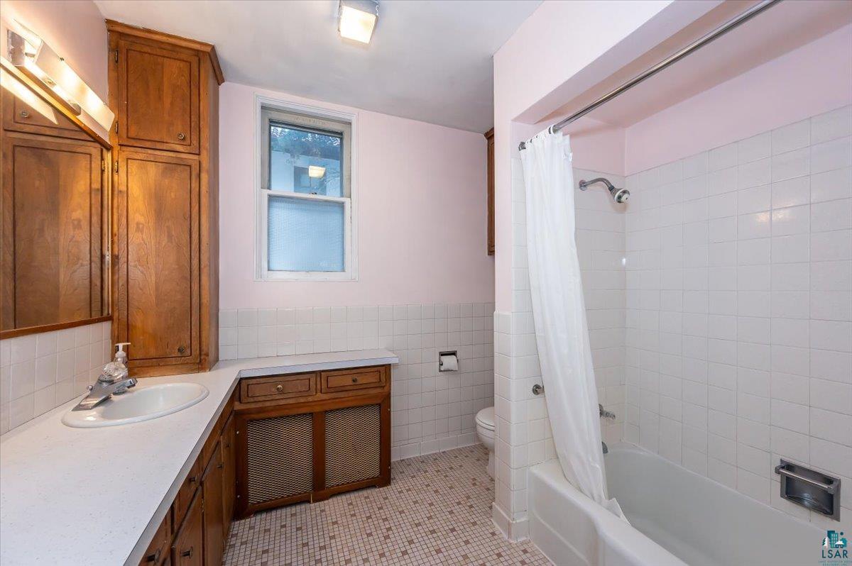 2510 East Superior Street Duluth, MN 55812 - Photo 7 of 34 First Floor Bath