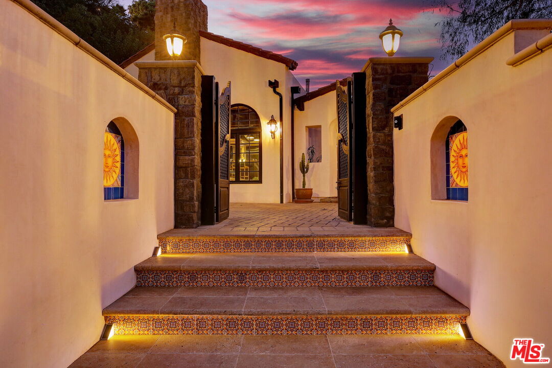 2570 Nichols Canyon Road Los Angeles, CA 90046 - Photo 11 of 42