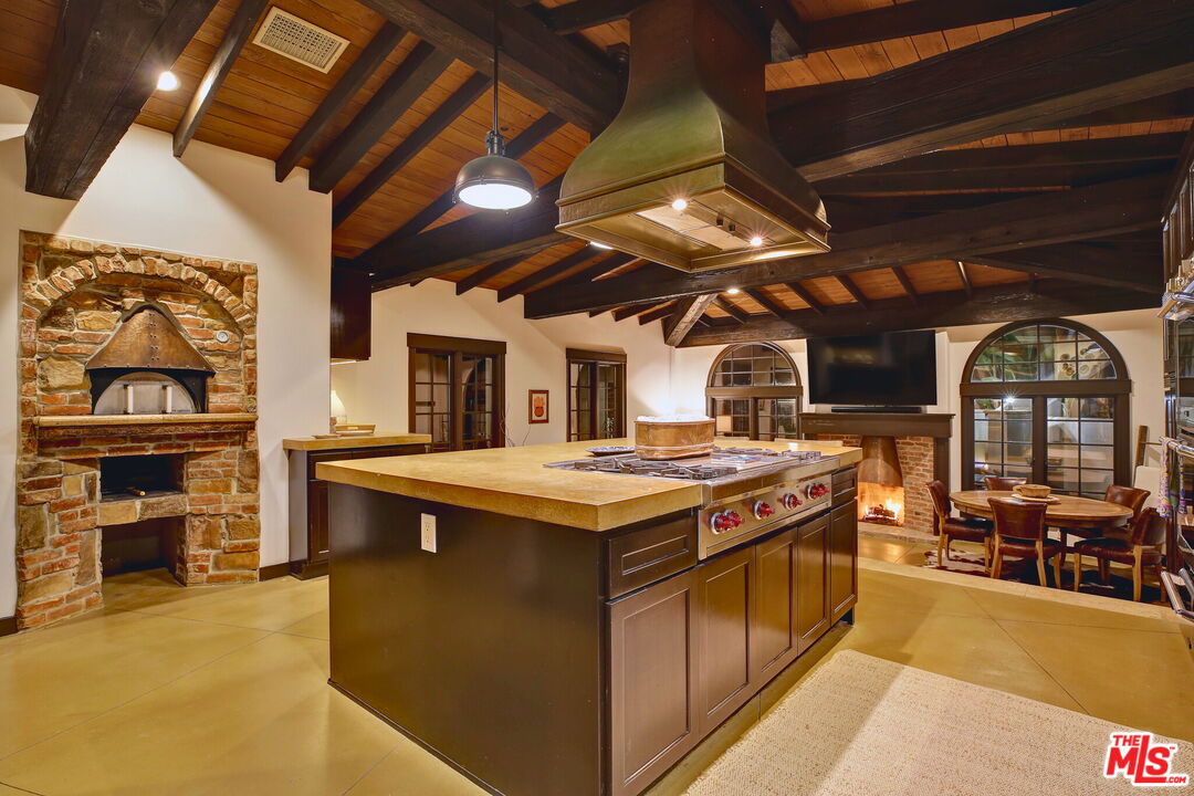 2570 Nichols Canyon Road Los Angeles, CA 90046 - Photo 15 of 42