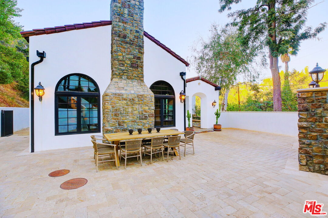 2570 Nichols Canyon Road Los Angeles, CA 90046 - Photo 2 of 42