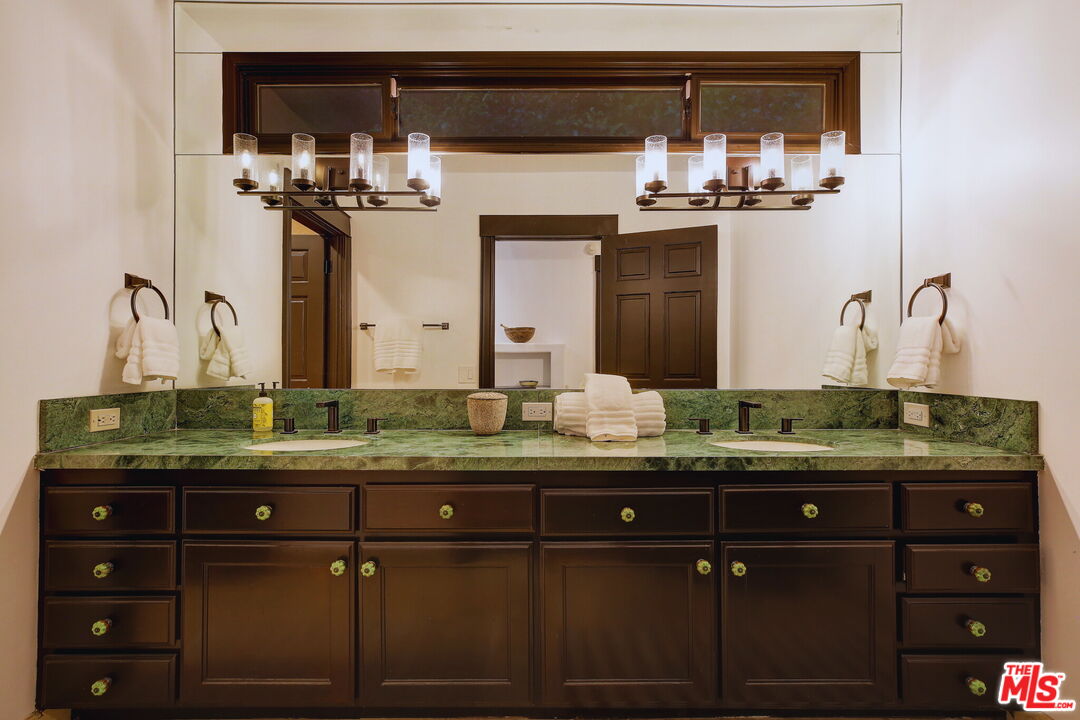2570 Nichols Canyon Road Los Angeles, CA 90046 - Photo 29 of 42