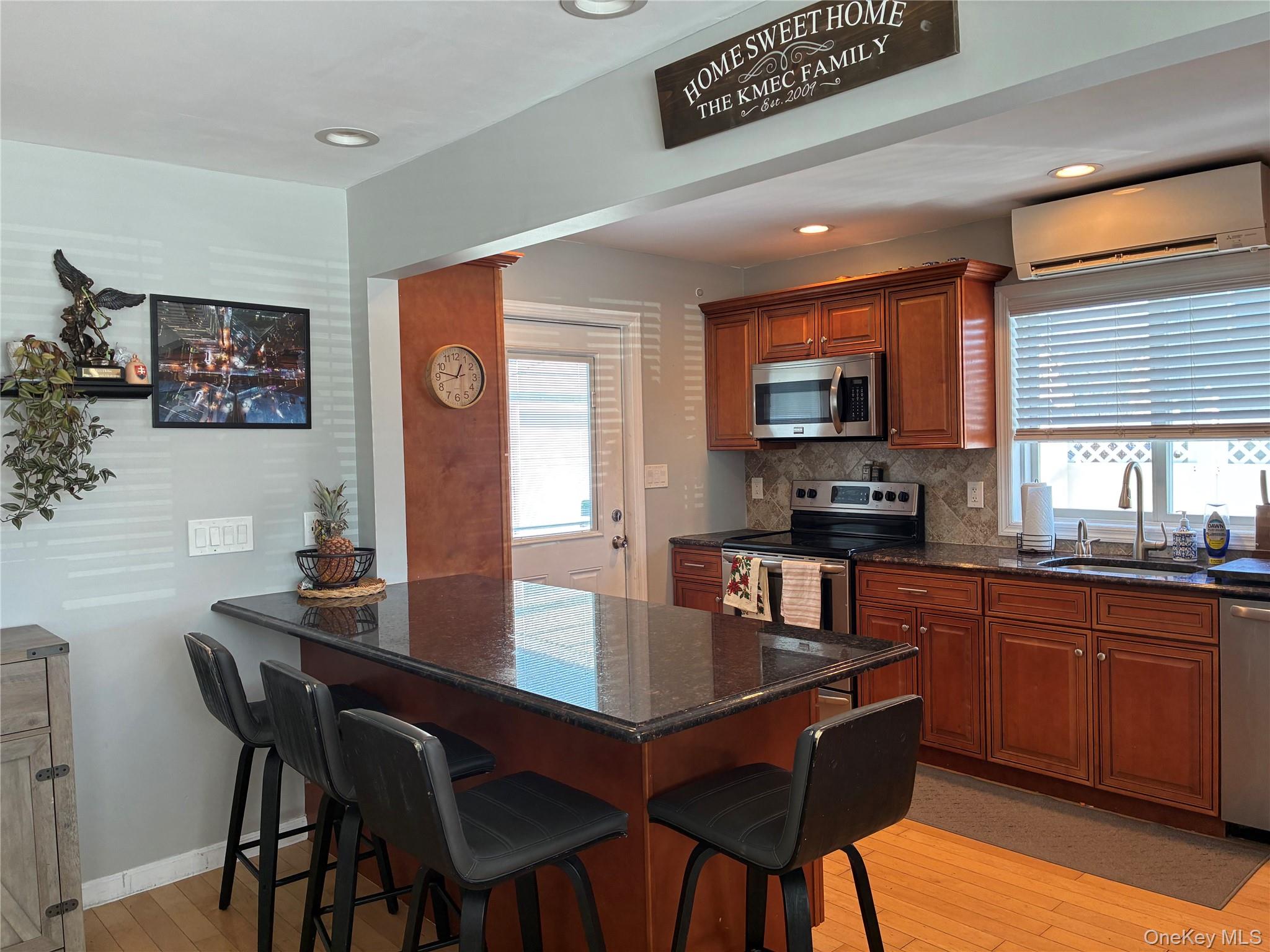 65 Morning Glory Road Levittown, NY 11756 - Photo 4 of 26