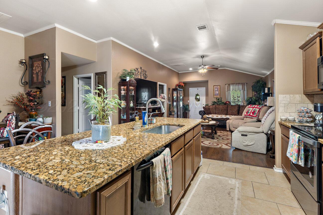 4606 Hawken Street Amarillo, TX 79118 - Photo 8 of 31 Kitchen