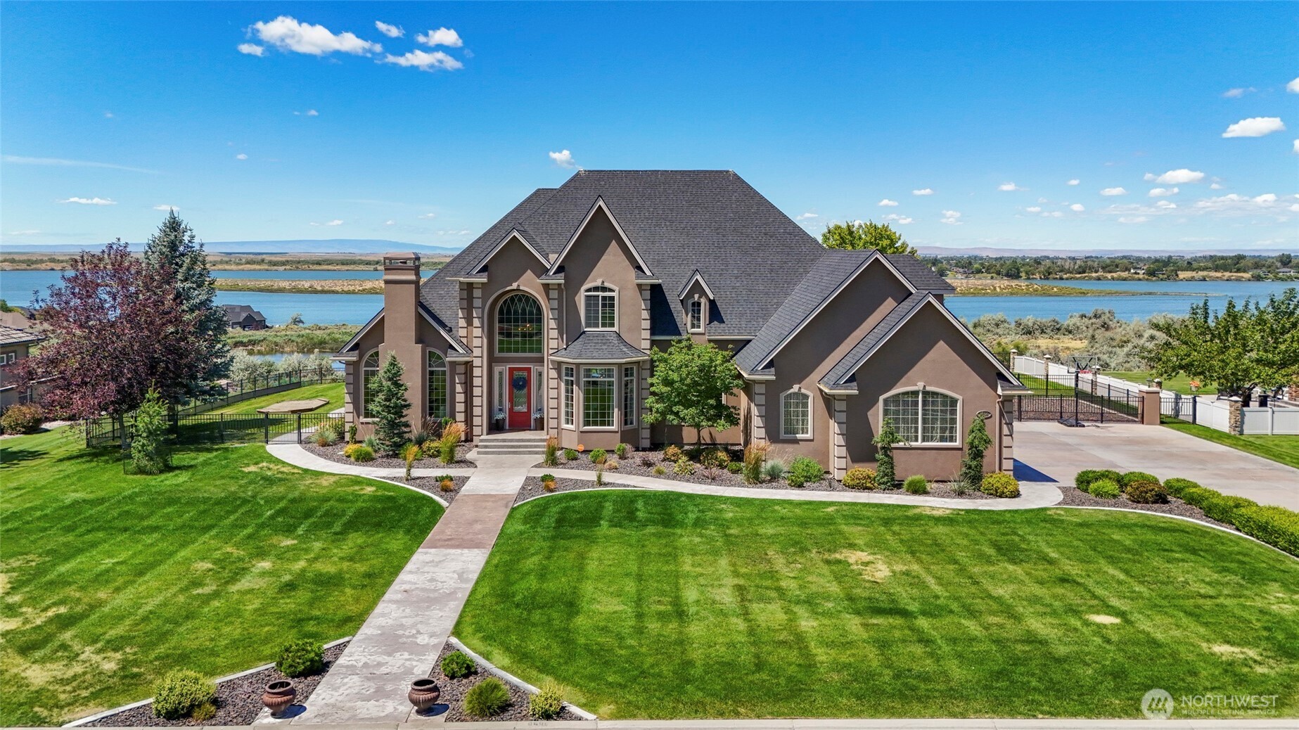 8596 Dune Lake Road Southeast Moses Lake, WA 98837 - Photo 3 of 40