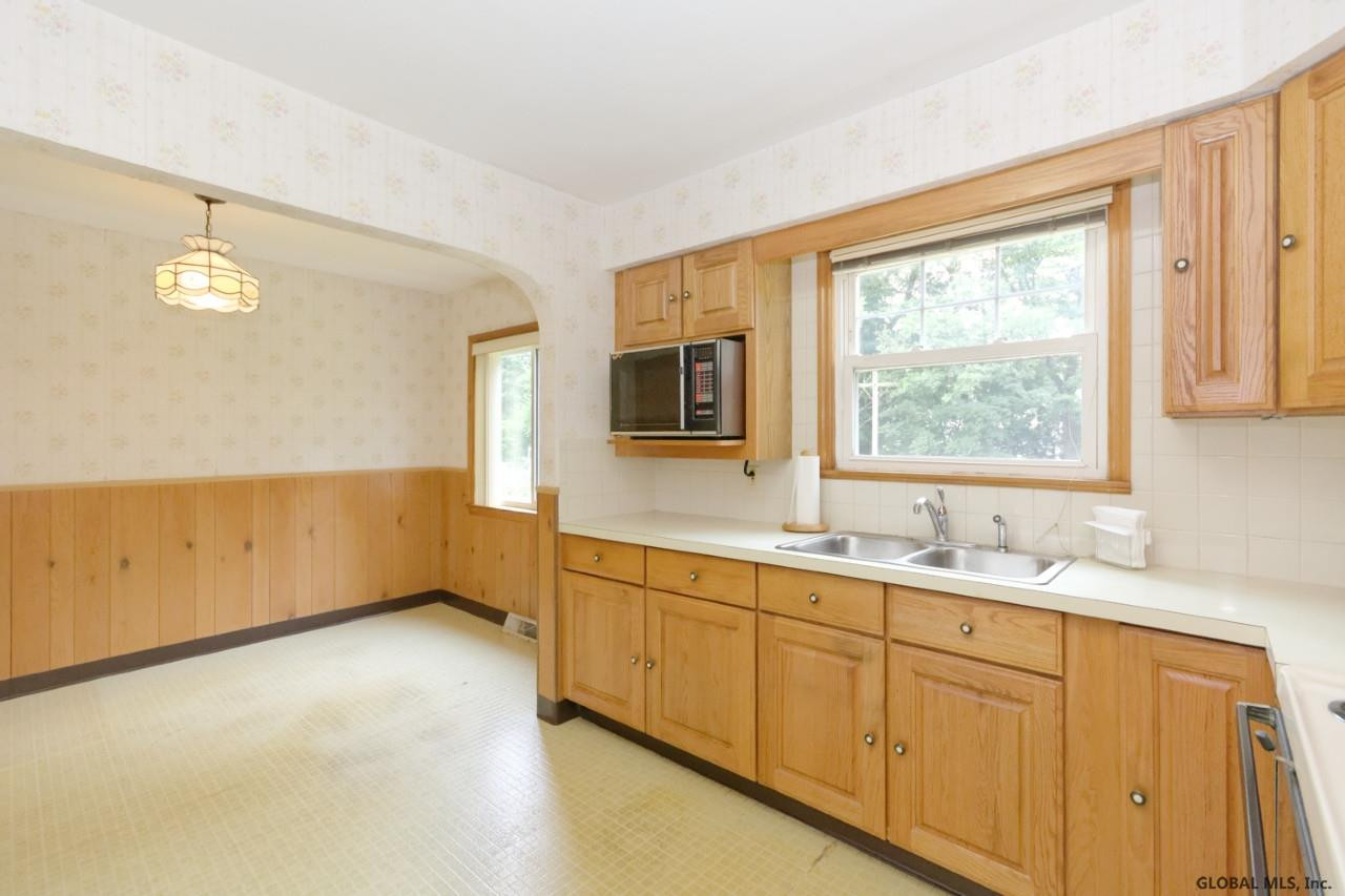 2045 Chepstow Road Rotterdam, NY 12303 - Photo 7 of 13 Photo 7