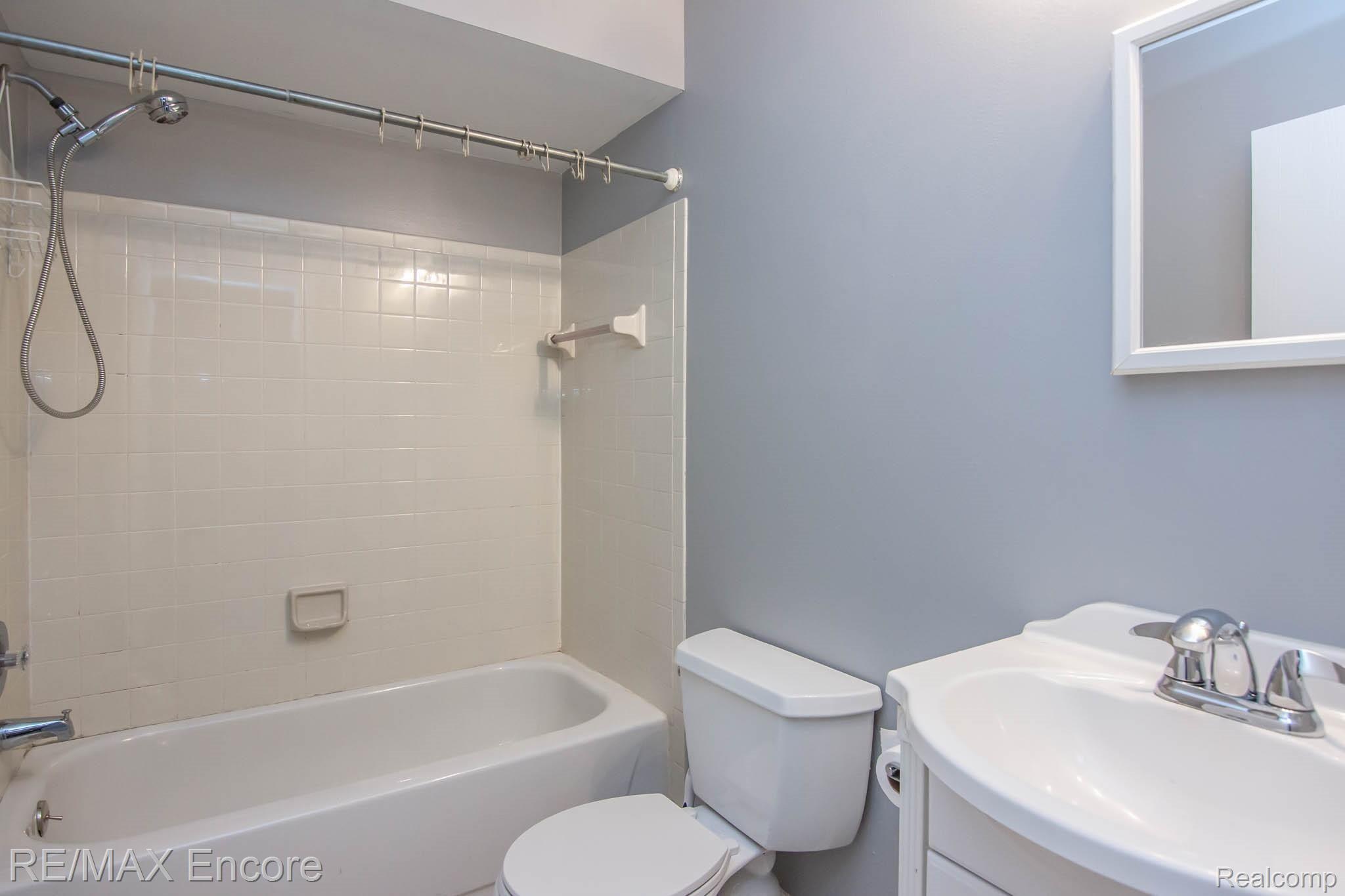 1649 Emerson Circle Rochester, MI 48307 - Photo 18 of 29 Second Full Bath