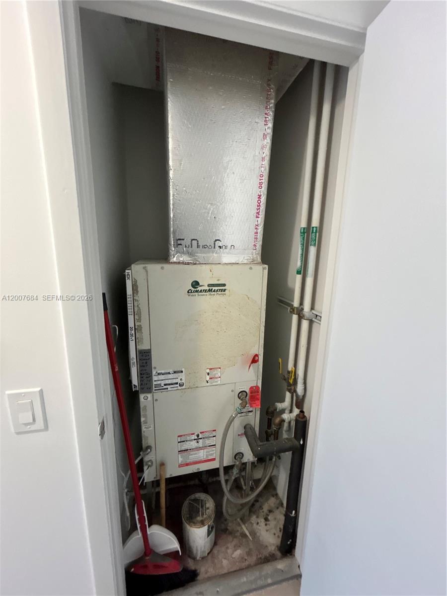 41 Southeast 5th Street, Unit 703 Miami, FL 33131 - Photo 15 of 18 a utility room with dryer and washer