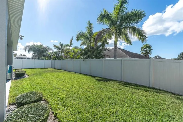 a view of a backyard