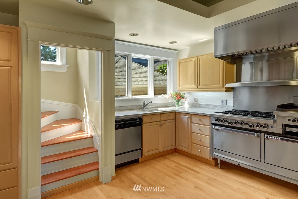 3211 South Dose Terrace Seattle, WA 98144 - Photo 9 of 25