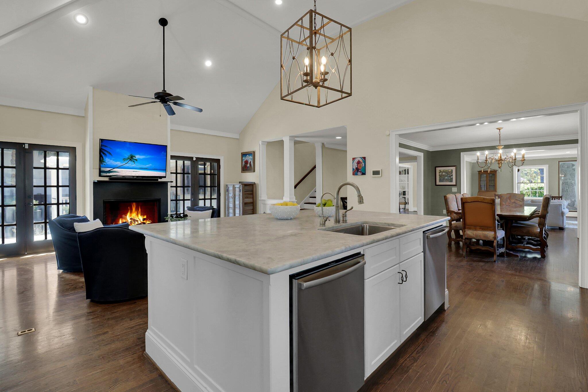 48 Barre Street Charleston, SC 29401 - Photo 15 of 64 CREM-48 Barre St staged-47