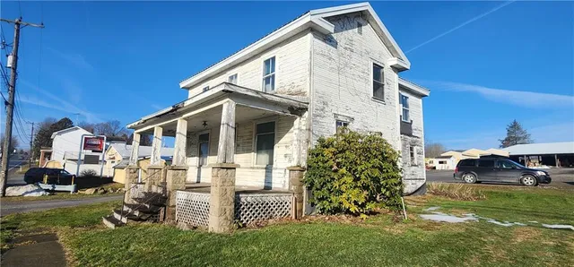 a view of a front of house with a yard
