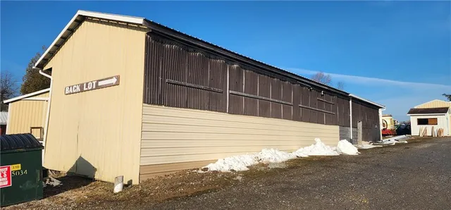 a view of back yard of the house