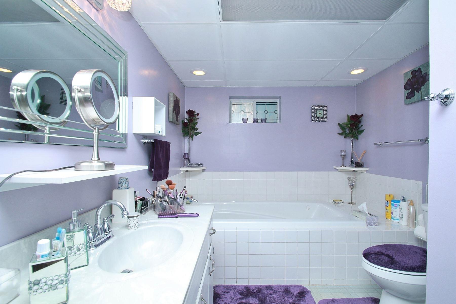 525 Olney Road Vinton, VA 24179 - Photo 14 of 17 a bathroom with a bathtub a sink and a mirror