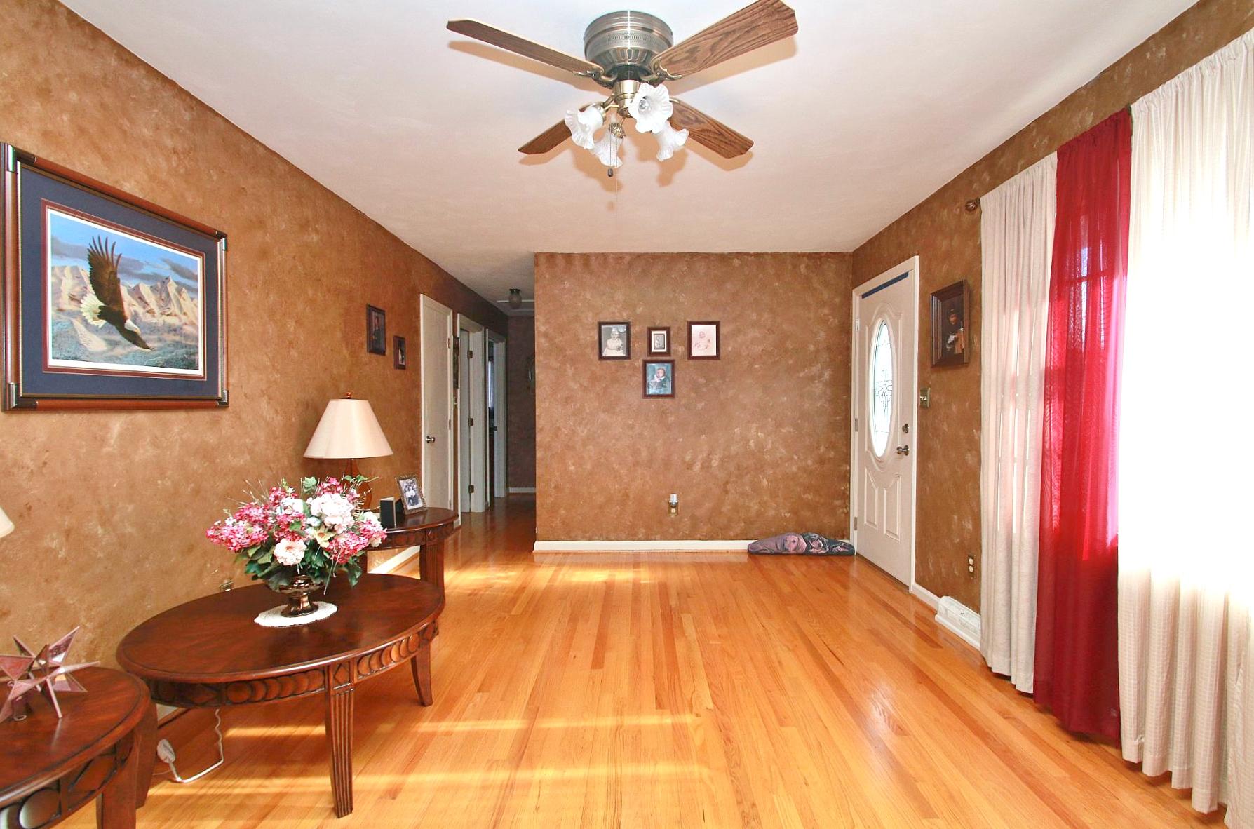 525 Olney Road Vinton, VA 24179 - Photo 4 of 17 a living room with furniture flowerpot and a chandelier
