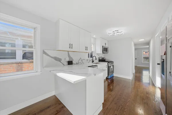 $389,900 | 2811 West 82nd Street, Chicago, IL 60652