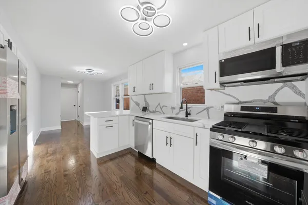 $389,900 | 2811 West 82nd Street, Chicago, IL 60652