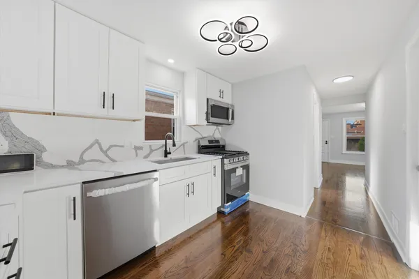 $389,900 | 2811 West 82nd Street, Chicago, IL 60652