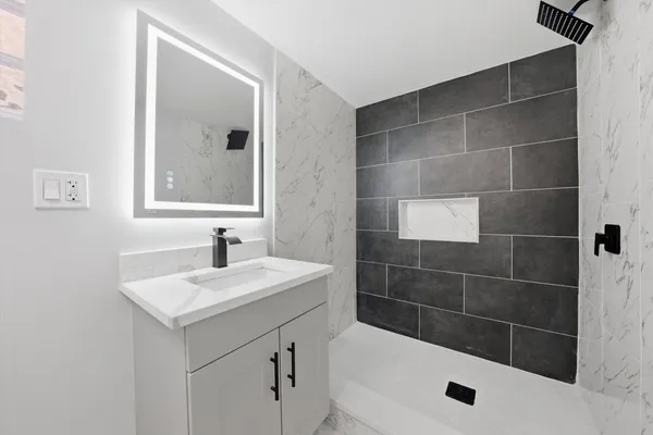 $389,900 | 2811 West 82nd Street, Chicago, IL 60652