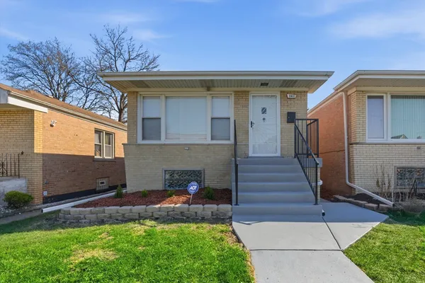 $389,900 | 2811 West 82nd Street, Chicago, IL 60652