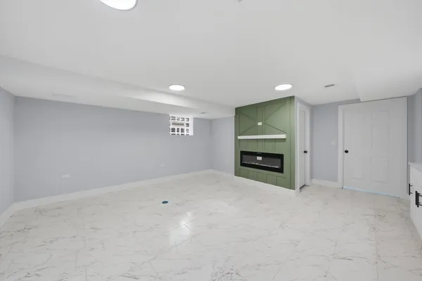 $389,900 | 2811 West 82nd Street, Chicago, IL 60652