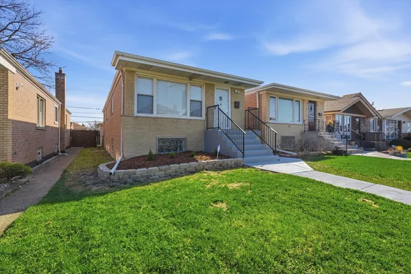 $389,900 | 2811 West 82nd Street, Chicago, IL 60652