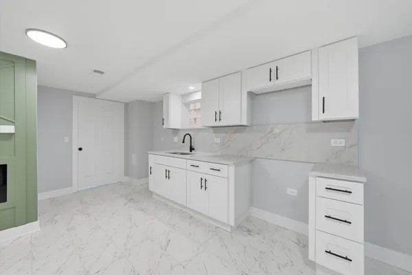 $389,900 | 2811 West 82nd Street, Chicago, IL 60652