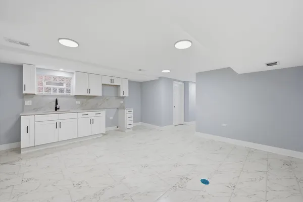 $389,900 | 2811 West 82nd Street, Chicago, IL 60652