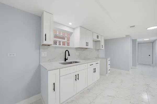 $389,900 | 2811 West 82nd Street, Chicago, IL 60652