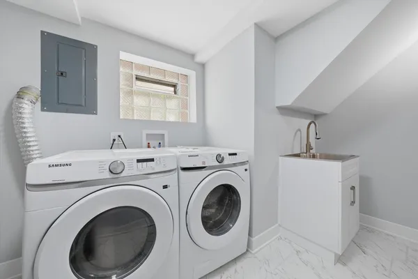 $389,900 | 2811 West 82nd Street, Chicago, IL 60652