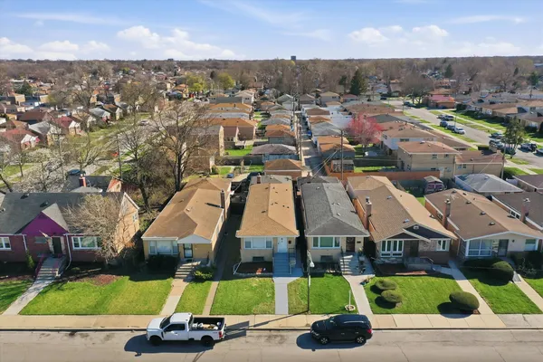 $389,900 | 2811 West 82nd Street, Chicago, IL 60652