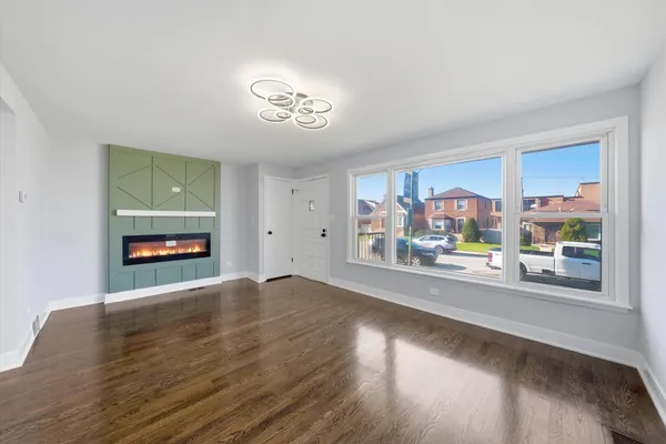 $389,900 | 2811 West 82nd Street, Chicago, IL 60652