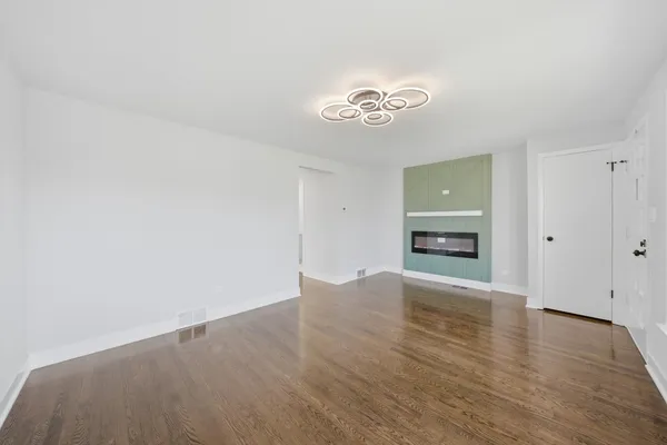 $389,900 | 2811 West 82nd Street, Chicago, IL 60652