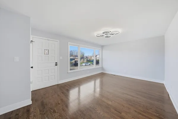 $389,900 | 2811 West 82nd Street, Chicago, IL 60652