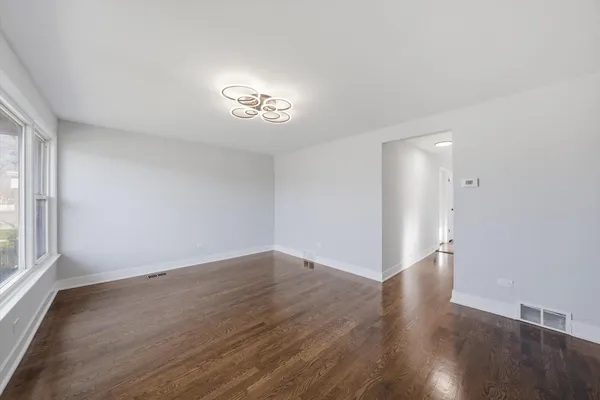 $389,900 | 2811 West 82nd Street, Chicago, IL 60652