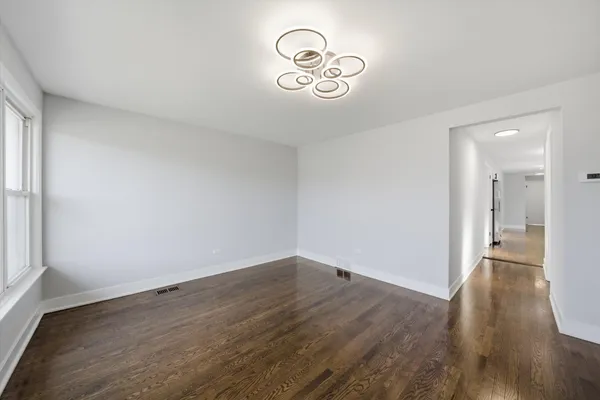 $389,900 | 2811 West 82nd Street, Chicago, IL 60652