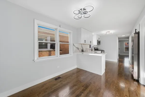 $389,900 | 2811 West 82nd Street, Chicago, IL 60652
