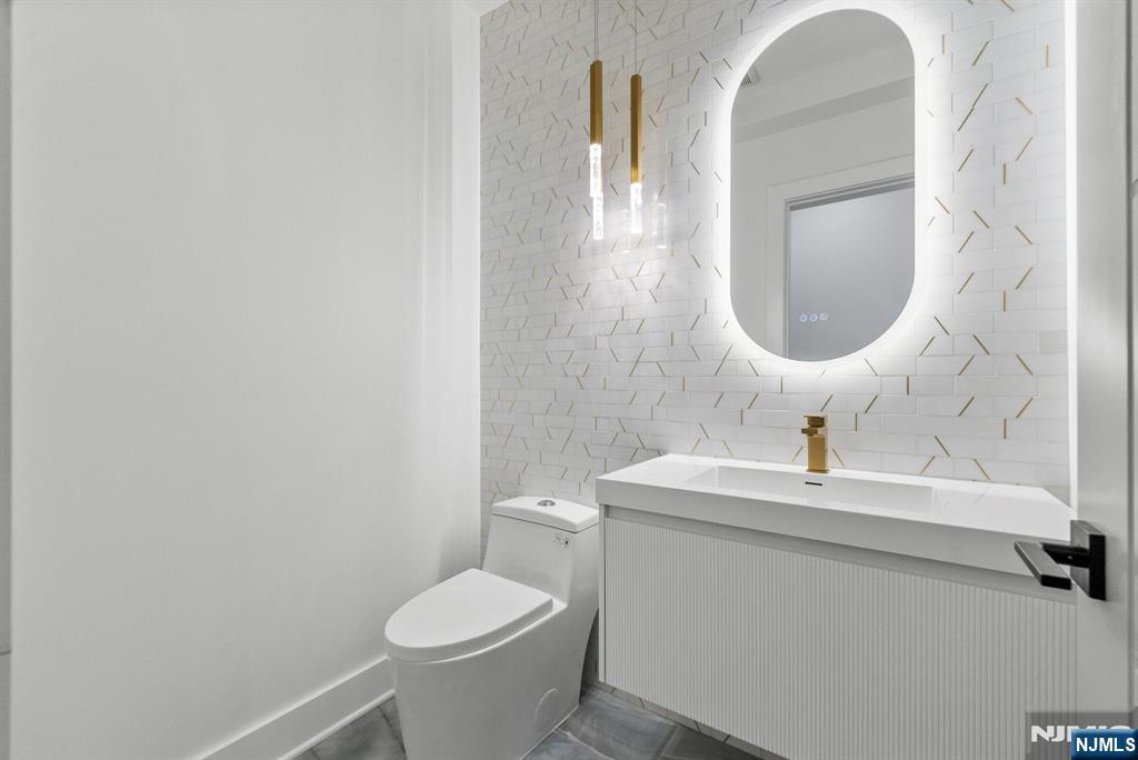2026 Marguerite Street, Unit RIGHT Fort Lee, NJ 07024 - Photo 11 of 30