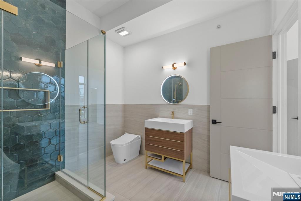 2026 Marguerite Street, Unit RIGHT Fort Lee, NJ 07024 - Photo 16 of 30