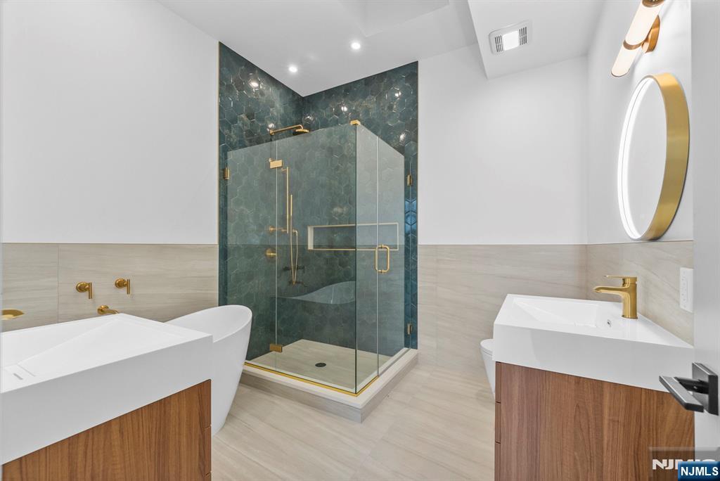 2026 Marguerite Street, Unit RIGHT Fort Lee, NJ 07024 - Photo 18 of 30