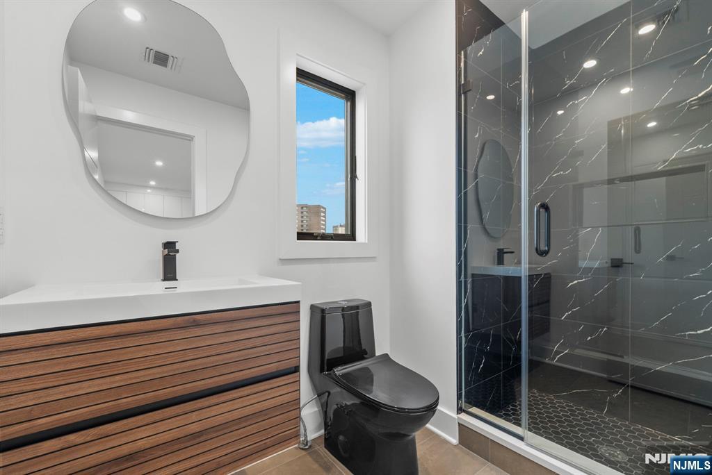 2026 Marguerite Street, Unit RIGHT Fort Lee, NJ 07024 - Photo 25 of 30