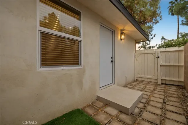 a view of a house with backyard and porch