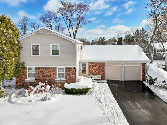 $570,000 | 810 Silver Rock Lane, Buffalo Grove, IL 60089