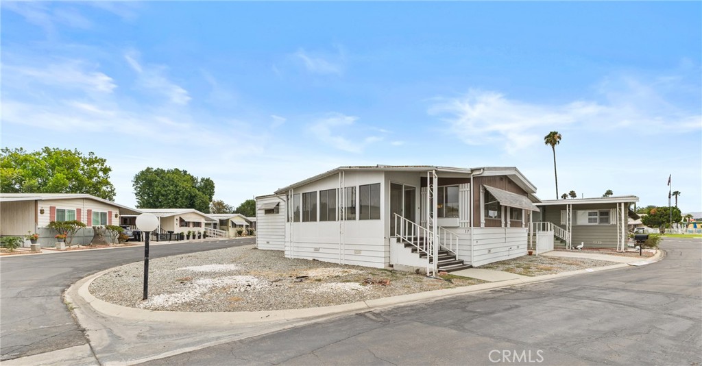 9391 California Avenue, Unit 17 Riverside, CA 92503 - Photo 5 of 24