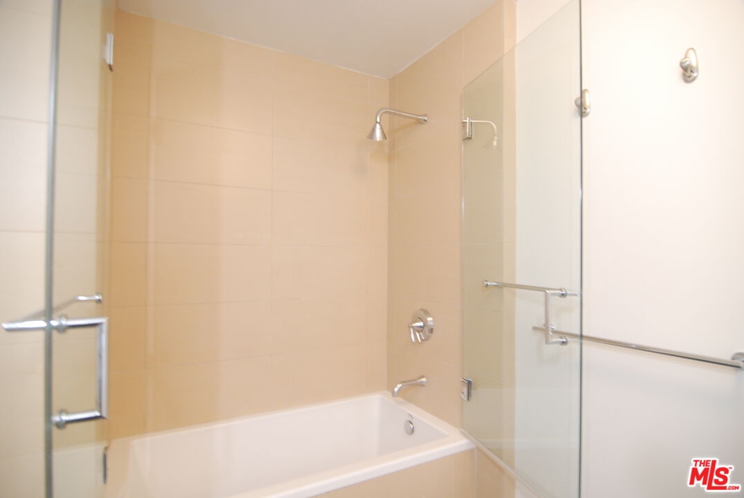 460 South Spring Street, Unit 608 Los Angeles, CA 90013 - Photo 15 of 31 a bathroom with a bathtub